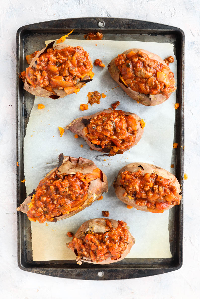 Sweet potato stuffed with sauce.