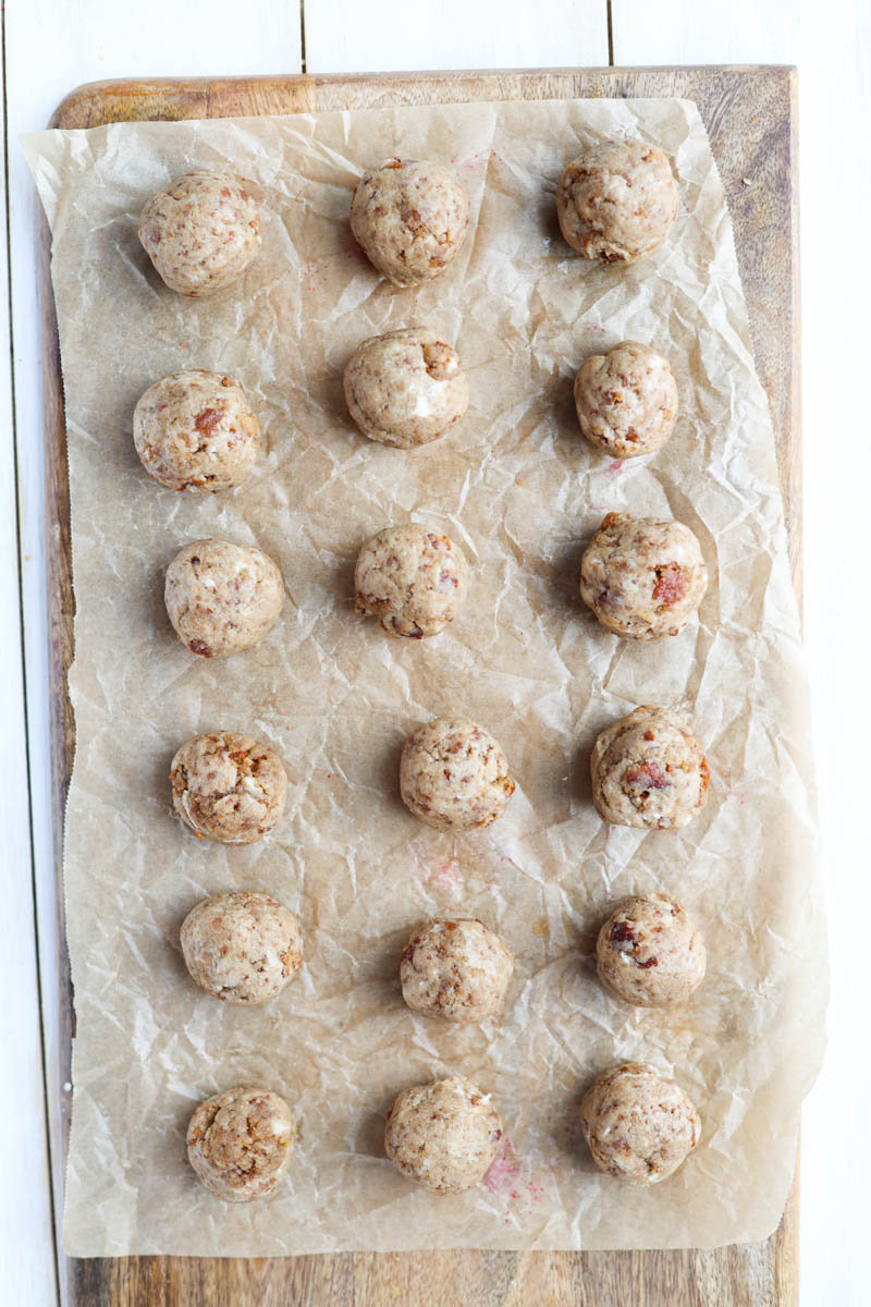 Cake pops balls rolled out.