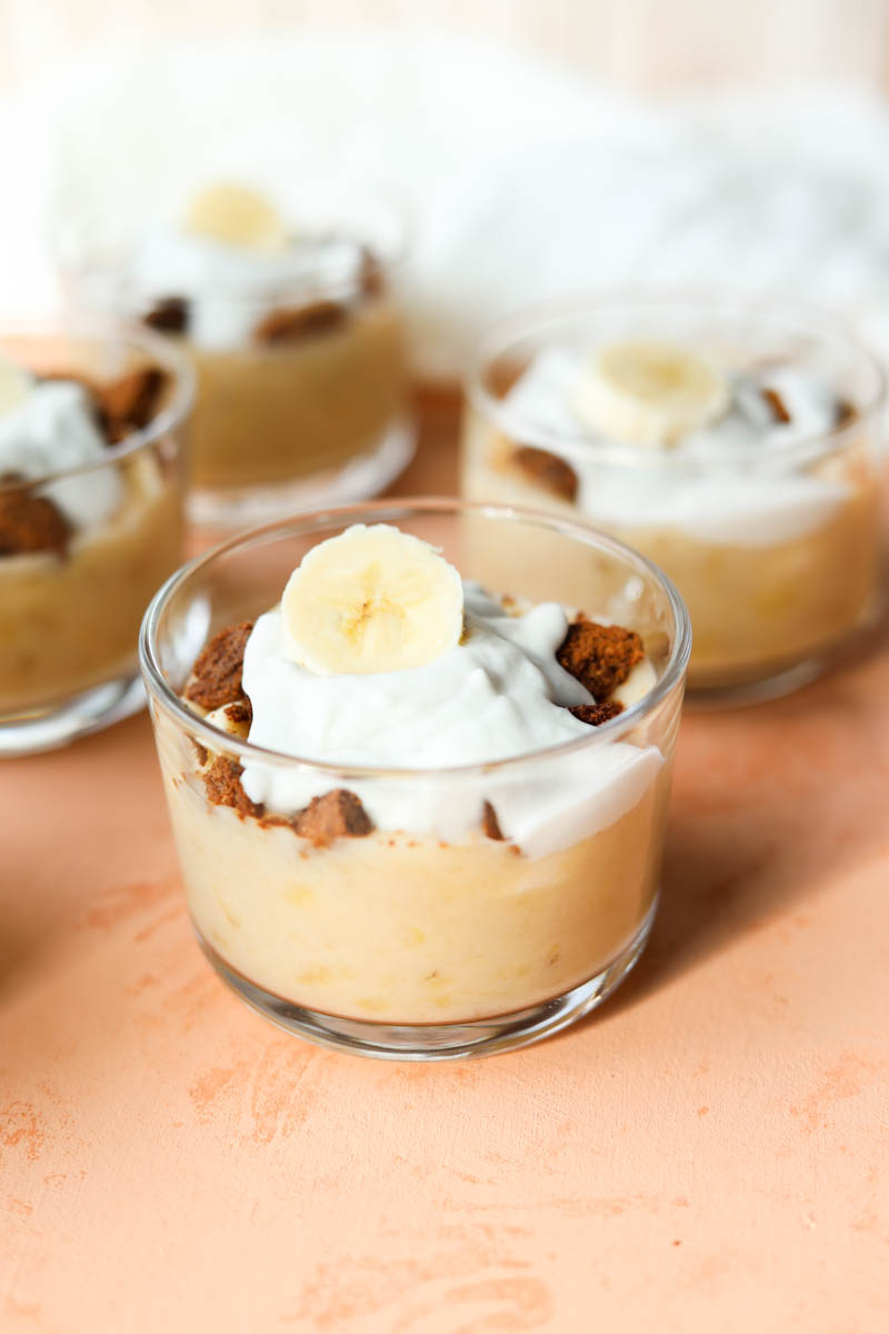 Banana pudding with coconut cream and banana slices.