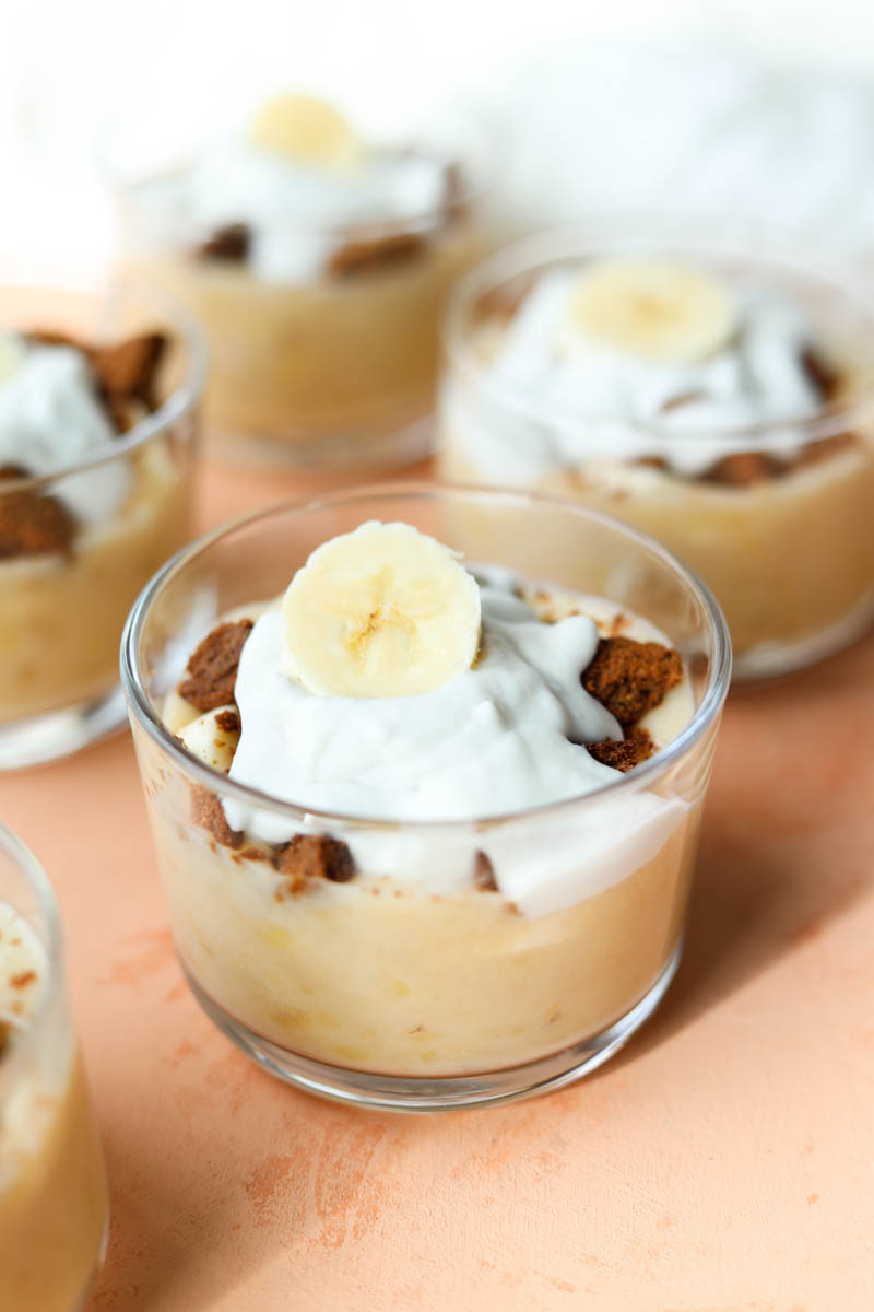 Close up picture of glass jars with banana pudding.