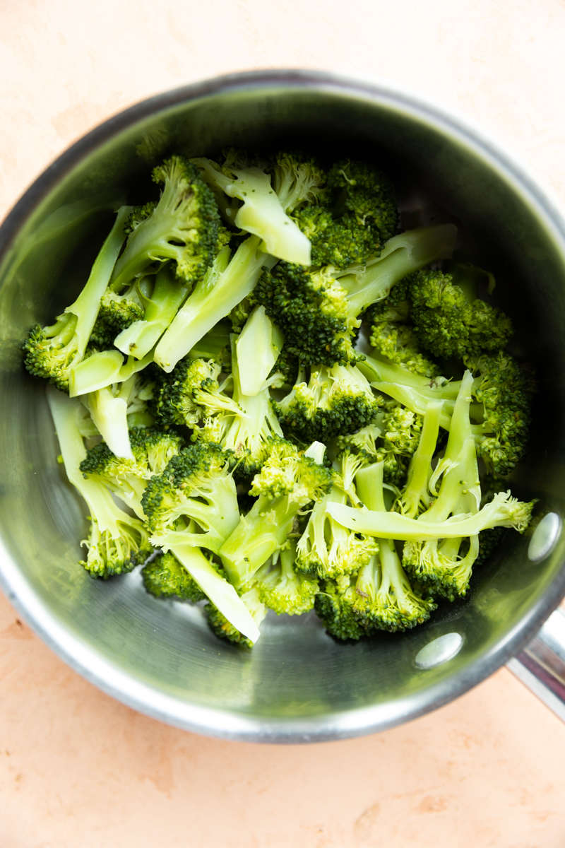 Steamed broccoli in pot.