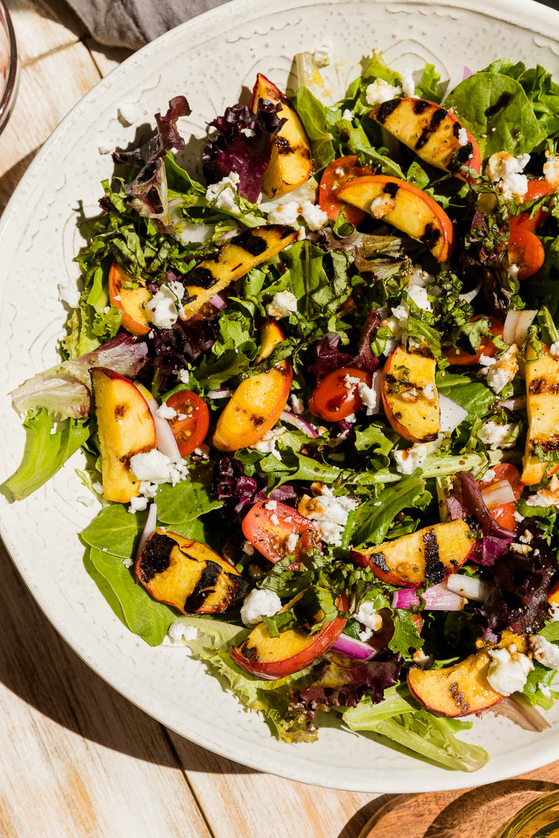 Close up picture of grilled peach salad.