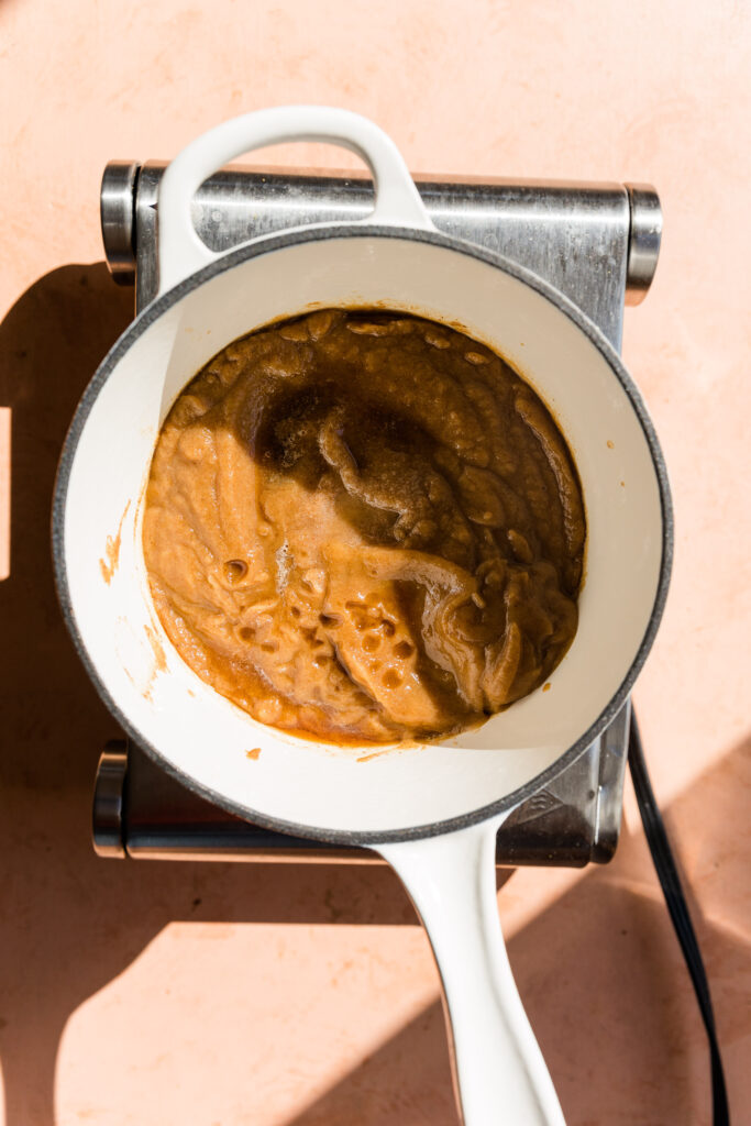 Date caramel ingredients in ceramic pot.